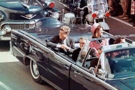 Han pasado 60 años desde aquel fatídico día en el centro de Dallas, cuando Lee Harvey Oswald, encaramado detrás de una ventana en el piso superior del edificio Texas School Book Depository, supuestamente disparó contra el convertible Lincoln Continental de Kennedy.