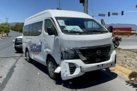 Un vagón de transporte de personal colisionó con un automóvil en el cruce de Carlos Abedrop y Damaso Rodríguez después de pasar un semáforo en ámbar.