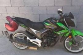 La motocicleta es de marca Italika, de color negro con verde fosforescente.