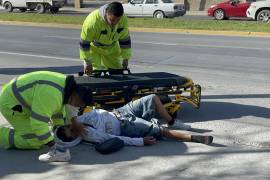 Cesar, de 17 años, fue atendido por paramédicos luego de sufrir un accidente en su motocicleta en la avenida Luis Donaldo Colosio.