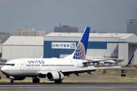 United Airlines pide a todos sus empleados que se vacunen o serán despedidos