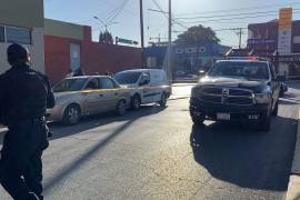 Ciudadano muere en calles de Saltillo cuando era trasladado a emergencias de la clínica 2 del IMSS.