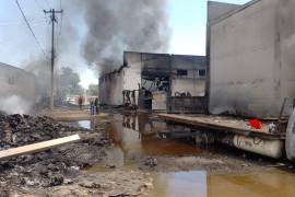 El incendio se originó durante la madrugada de este jueves en unas bodegas en un parque industrial en Apodaca, Nuevo León