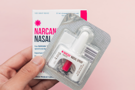 El aerosol nasal aprobado de Emergent BioSolutions, es la forma más conocida de naloxona.