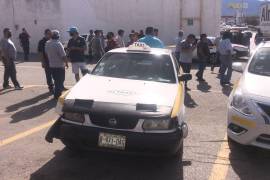 Gremio de taxistas se une para capturar a presunto asaltante; pasajero se niega a pagar carrera y agrede a conductor