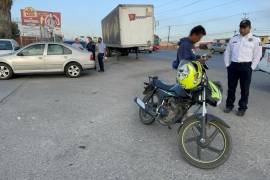 Autoridades municipales inspeccionaron la escena del choque entre un motociclista y un automóvil en periférico Luis Echeverría Álvarez.