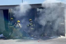 Los bomberos rociaron agua sobre los contenedores de basura en llamas para extinguir el fuego y prevenir daños mayores en el área comercial de Mirasierra.