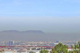 La contaminación del aire se debe principalmente a las emisiones de gases de grandes industrias, fábricas y medios de transporte.