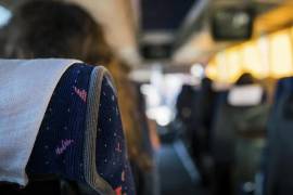 Además de sentarse en el asiento más seguro en un autobús, también es crucial que éste cuente con cinturones de seguridad.