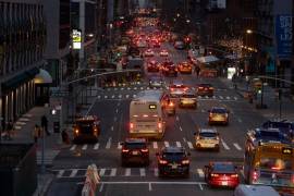 Autos circulan por Manhattan el martes, 17 de enero de 2023, en Nueva York.