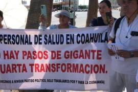 Manifestantes sostuvieron pancartas exigiendo justicia laboral y basificación en sus puestos de trabajo.