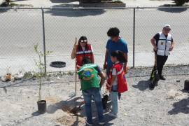 Los jóvenes plantaron un total de 50 árboles en la Escuela Primaria “Javier López del Bosque”, en la colonia Hacienda Narro.