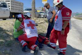 Personal paramédico de la Cruz Roja atendió a la empleada herida después del accidente en la colonia Mirasierra.