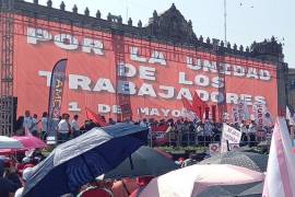 Cientos de trabajadores y sindicatos realizan una marcha hacia el Zócalo de la Ciudad de México