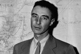 Julius Robert Oppenheimer fue un físico teórico estadounidense de origen judío y profesor de física; es conocido como “padre de la bomba atómica”, debido a su participación en el Proyecto Manhattan.