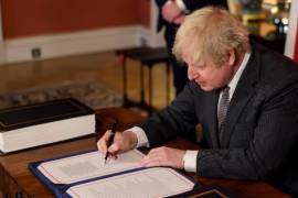 Boris Johnson firma el acuerdo del Brexit al que llegó con la Unión Europea