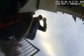 En imágenes tomadas de videos se observa a Whitton agrediendo a policías y lanzando amenazas de muerte.