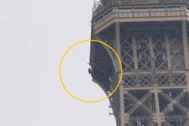 Cierran y evacúan Torre Eiffel por un hombre que escala la estructura (video)