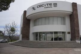 Empleados del CECyTE-EMSAD expresaron su preocupación frente a la falta de pago de sus salarios durante una reunión sindical.