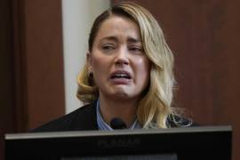 Amber Heard llora, al rendir su testimonio en la corte de Fairfax, Virgina.