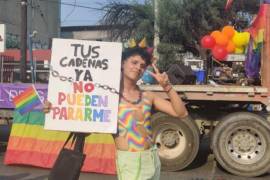 Los participantes llevaron pancartas con frases en defensa de los derechos de la comunidad LGBT+