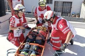 Paramédicos de la Cruz Roja brindaron los primeros auxilios a Hugo tras su caída en la azotea.