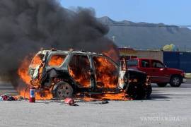 Elementos de la Base de Operaciones Interinstitucionales activaron Código Rojo el municipio de Apatzingán, Michoacán, por la quema de vehículos.