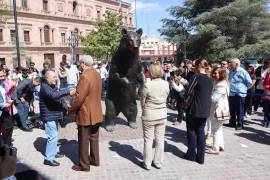 Este viernes fue develada la escultura de una familia de osos en la Plaza de Armas.