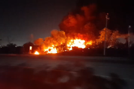 El incendio en el corralón, ubicado en El Carmen, Nuevo León, quedó controlado durante la madrugada de este jueves/FOTO: CORTESÍA