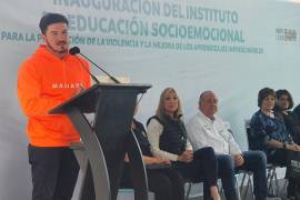 El Gobernador de Nuevo León, Samuel García, llegó a un evento público con una sudadera naranja “fosfo” con el nombre de su esposa, Mariana Rodríguez.