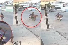 En las imágenes difundidas se observa a una joven que caminaba tranquilamente en la colonia Jacarandas, en la capital potosina, cuando el motociclista la alcanza y la agrede con el objeto