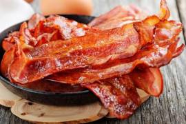 Al tocino también se le conoce como beicon, término derivado de la voz inglesa bacon, esta a su vez del francés bacon
