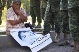 Una jueza federal concedió libertad condicional a ocho militares relacionados y acusados de delincuencia organizada y desaparición forzada en el caso de los 43 normalistas de Ayotzinapa.