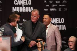 El boxeador mexicano estuvo a punto de golpear al promotor de Golden Boy Productions, tras lo dicho por el mexicoamericano.