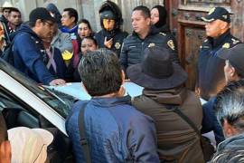 Docentes provocaron disturbios afuera de Palacio Nacional tras el anuncio del aumento salarial al magistrado hecho por López Obrador; buscan entregar un pliego petitorio