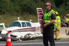 Avión choca con automóvil por mal aterrizaje en carretera de EU