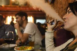 Cinco jueces declararon inconstitucional prohibición de servir alimentos y bebidas a fumadores en todos los restaurantes y bares del país