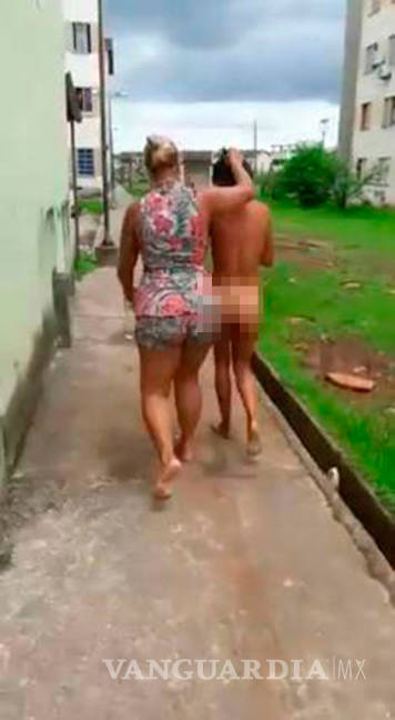 $!Mujer golpeó, le cortó el cabello y paseó desnuda por la calle a la amante de su marido