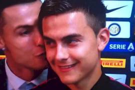 Cristiano Ronaldo se pone 'cariñoso' y besa a sus compañeros mientras daban entrevista