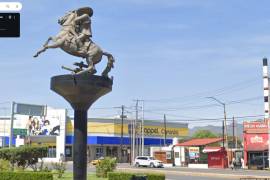 En Saltillo miles pasan a diario por un costado de la estatua que inmortaliza la hazaña de este héroe revolucionario.