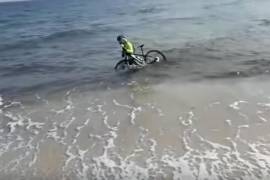 Ciclista acaba en la playa al intentar escapar de la Policía por violar confinamiento de coronavirus