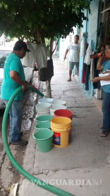 $!Reparten agua con pipas en colonias afectadas por la corriente del Nazas