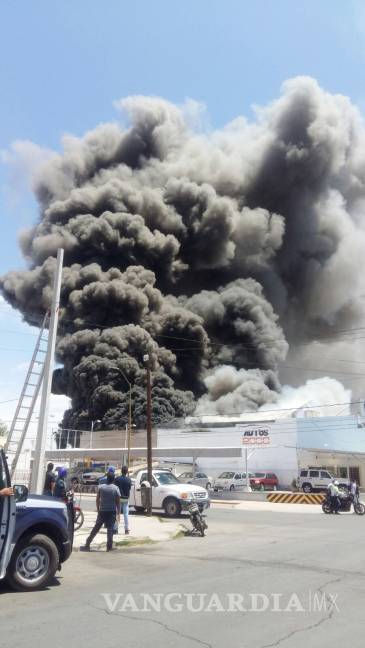 $!Fuego arrasa con negocio en Torreón