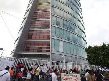 $!CNTE bloquea oficinas de gobierno en Chiapas