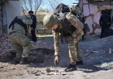 Un oficial examina fragmentos de una bomba guiada después del ataque aéreo ruso en Kharkiv, Ucrania, el 30 de abril.