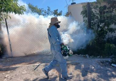 Personal de la Jurisdicción Sanitaria 01 realiza fumigación en calles del fraccionamiento Año 2000 para prevenir más contagios de dengue. Personal de la Jurisdicción Sanitaria 01 realiza fumigación en calles del fraccionamiento Año 2000 para prevenir más contagios de dengue.