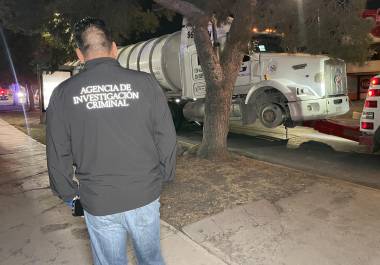 El tractocamión perdió un neumático durante la huida, pero aun así continuó su marcha hasta ser interceptado. El tractocamión perdió un neumático durante la huida, pero aun así continuó su marcha hasta ser interceptado.