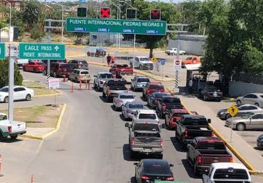 Los conductores esperan en fila para cruzar el puente hacia Eagle Pass, con tiempos de espera de hasta 55 minutos debido a las revisiones de seguridad.
