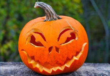 En Irlanda y Escocia, los campesinos tallaban nabos y remolachas con rostros grotescos para ahuyentar espíritus malignos. La costumbre llegó a Estados Unidos en el siglo XIX, donde la calabaza se convirtió en el símbolo icónico de la festividad.