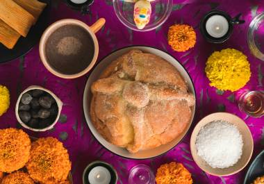 Poner una ofrenda no solo es cuestión de estética, sino de respeto, simbolismo y conexión espiritual.